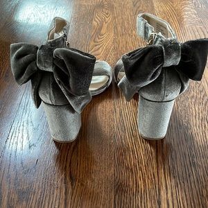 NWOT Olive Velvet Bow pumps